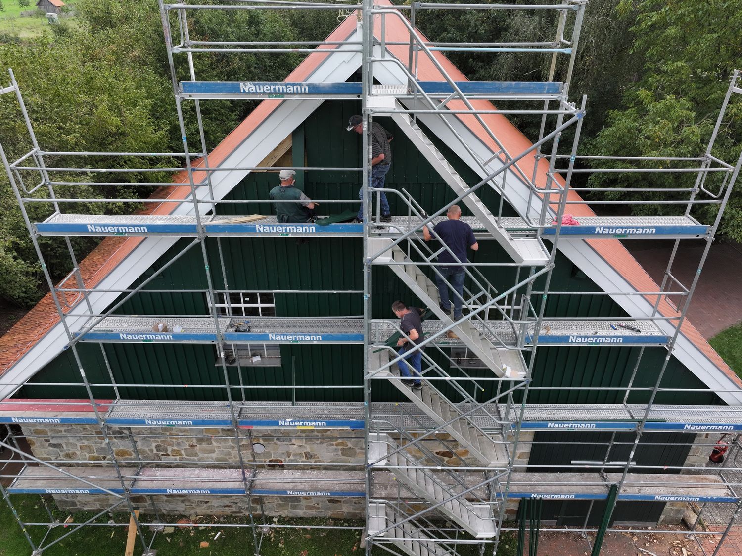 Arbeiten am Giebel der Ausstellungsscheune des Landmaschinen-Museums Riesenbeck