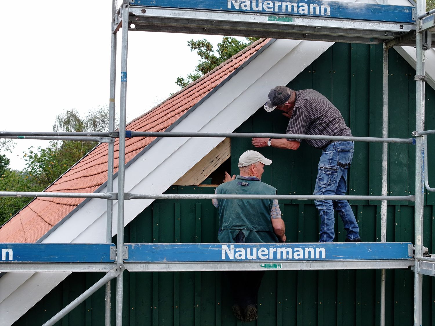 Arbeiten am Giebel der Ausstellungsscheune des Landmaschinen-Museums Riesenbeck