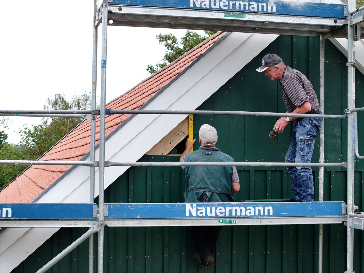 Arbeiten am Giebel der Ausstellungsscheune des Landmaschinen-Museums Riesenbeck