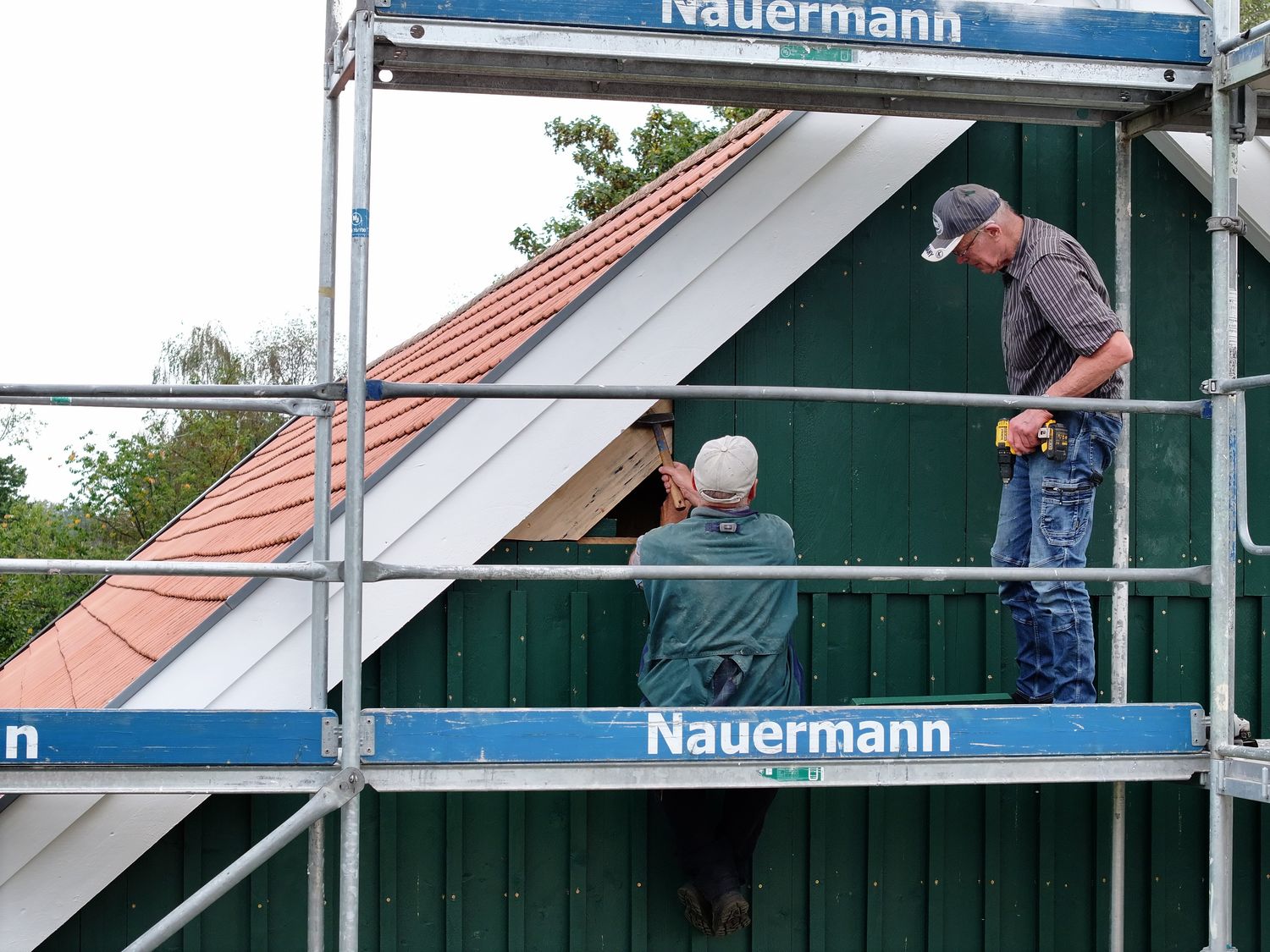 Arbeiten am Giebel der Ausstellungsscheune des Landmaschinen-Museums Riesenbeck