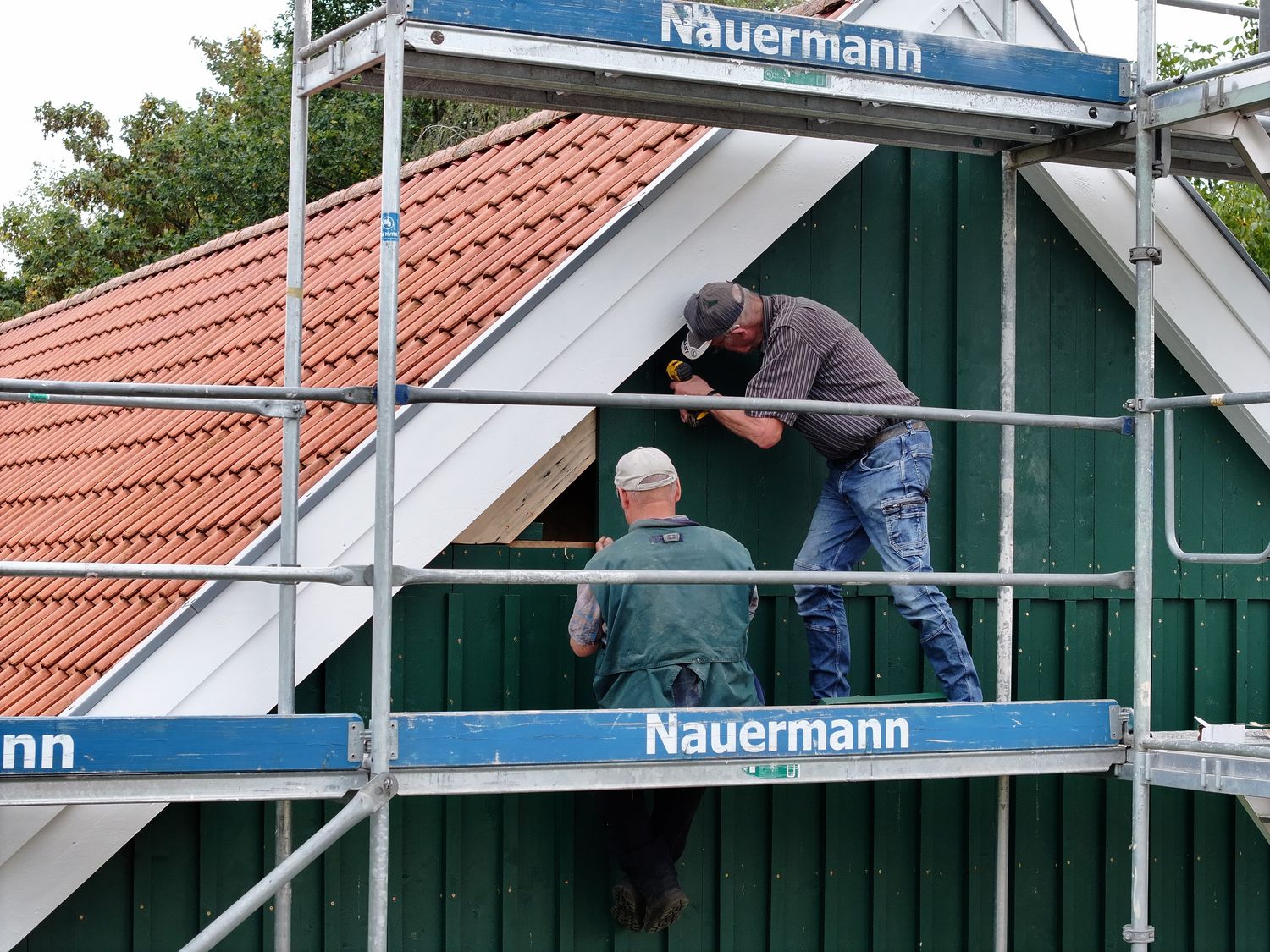 Arbeiten am Giebel der Ausstellungsscheune des Landmaschinen-Museums Riesenbeck