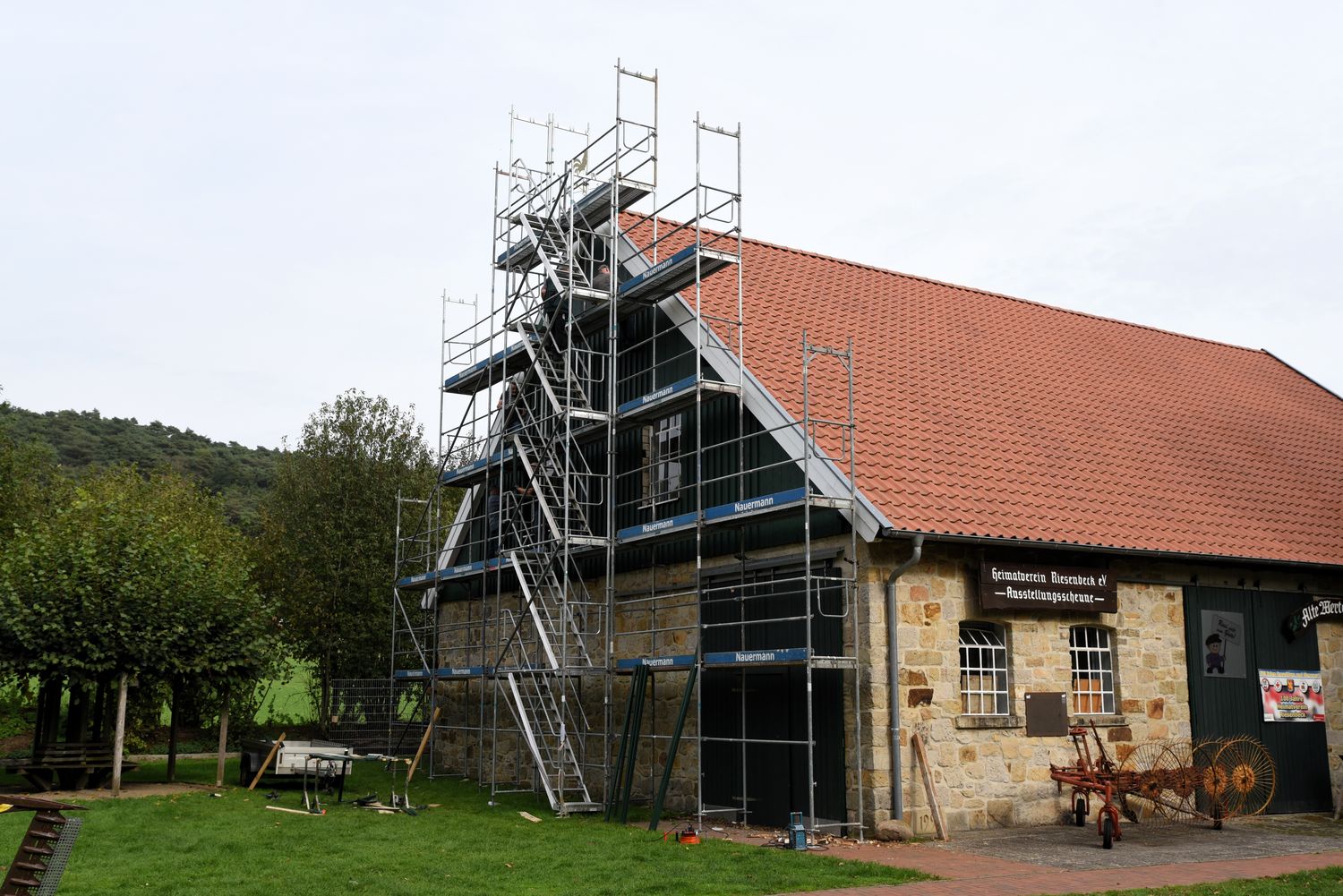 Arbeiten am Giebel der Ausstellungsscheune des Landmaschinen-Museums Riesenbeck
